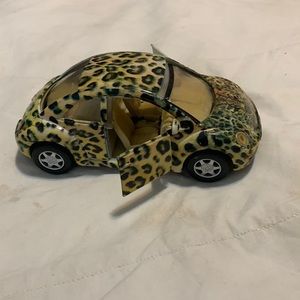 Kinsmart Volkswagen New Beetle Leopard Rubber Tires Die-Cast Scale 1:32 Pullback